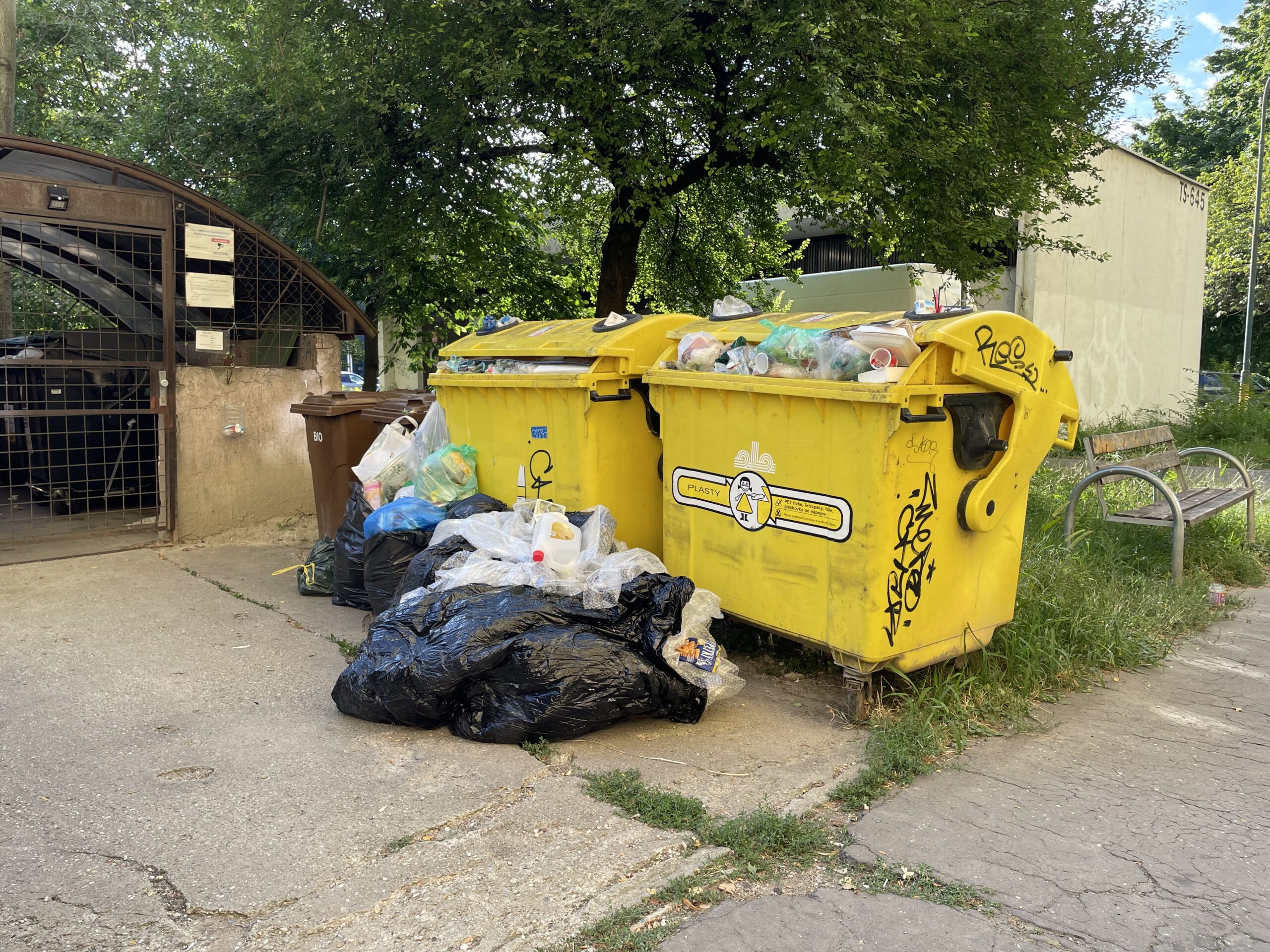 Preplnené smetné nádoby pri starom stojisku na Medveďovej ulici v MČ Petržalka. Foto: Miroslava Pavlíková