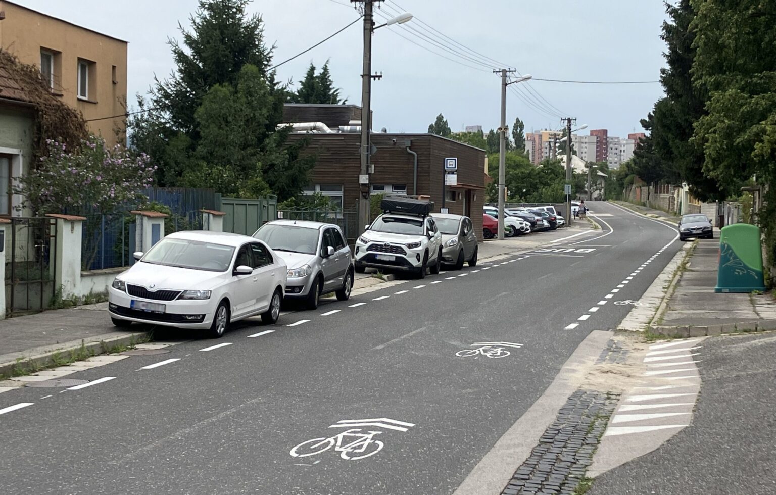 Ochranný pruh pre cyklistov pred lamačským letným kúpaliskom. Foto: Ivan Lučanič