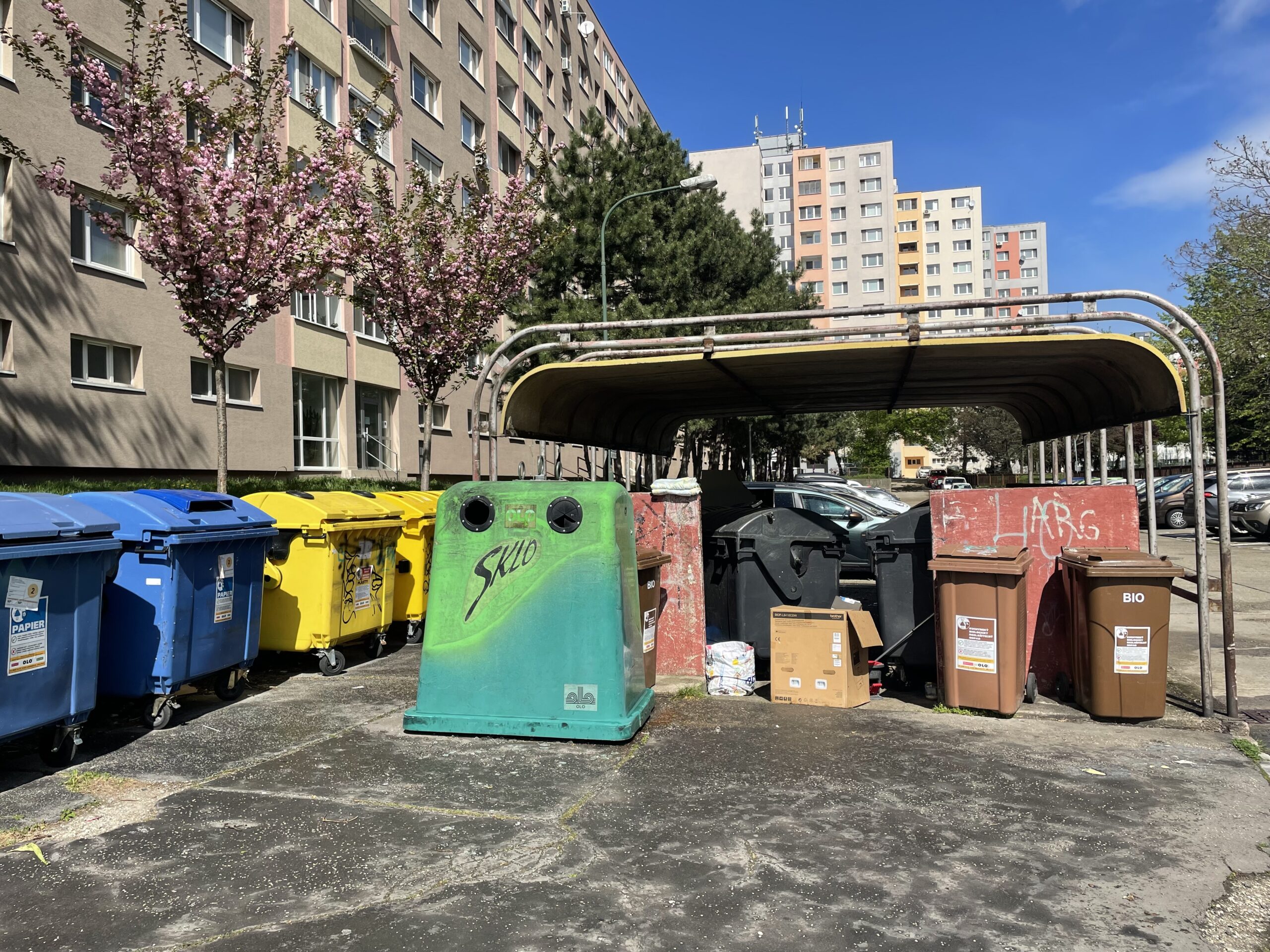 Staré kontajnerové stojisko na Budatínskej ulici v Bratislave. Foto: Miroslava Pavlíková