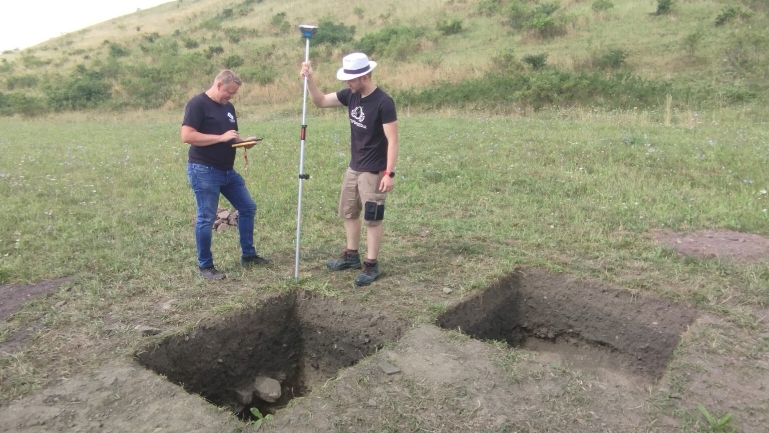 Archeológ Dominik Repka (vľavo) so študentom archeológie pri dokumentácii archeologickej sondy v Jánovciach. Fotot: Rastislav Ovšonka