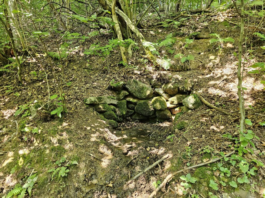 Kamenná studnička na Mravcovom vŕšku. Foto: Branislav Caban