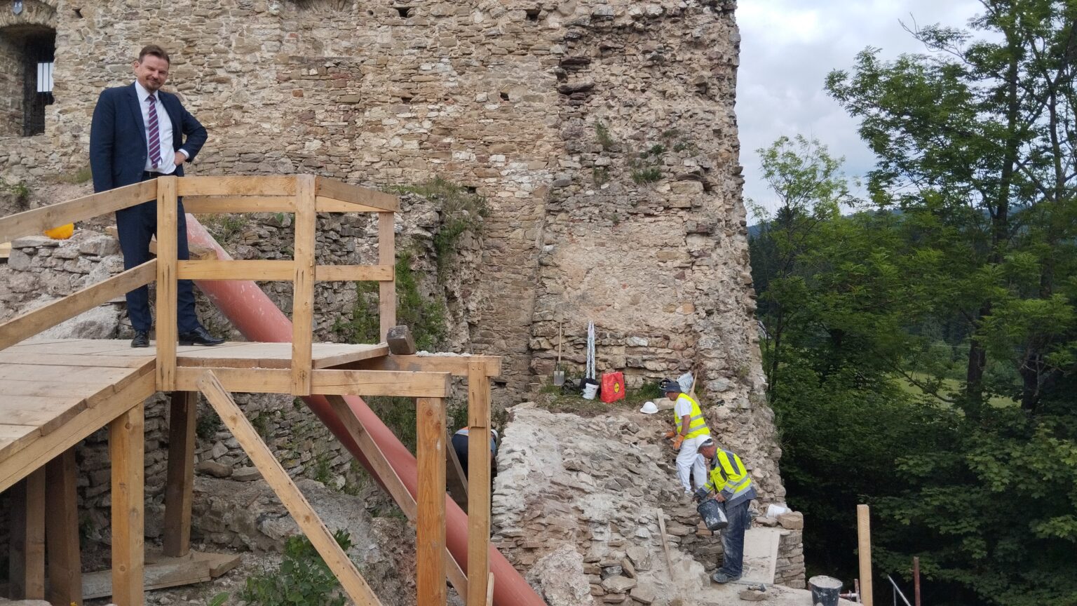 Riaditeľ Ľubovnianskeho múzea Dalibor Mikulík pri kontrole prác na obnove spadnutého múru na hrade Ľubovňa.  Foto: Rastislav Ovšonka 