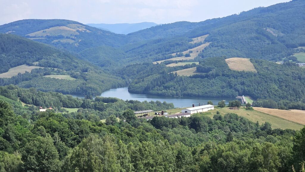 Mravcov vŕšok pri pohľade zo sedla Chorepa. V pozadí je vodárenská nádrž Klenovec. Foto: Branislav Caban