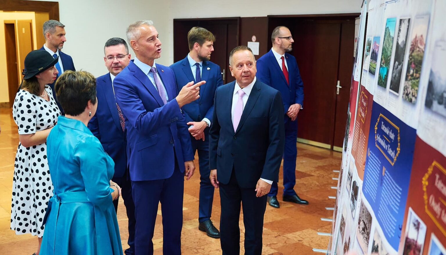 Minister investícií, regionálneho rozvoja a informatizácie Richard Raši na otvorení výstavy Tatry nás spájajú v Poprade. Foto: Mesto Poprad