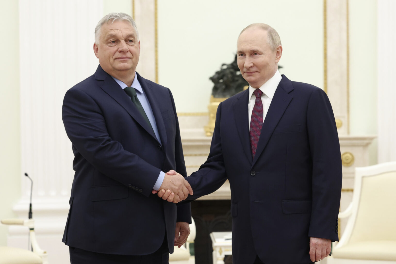 Viktor Orbán (zľava), Vladimír Putin. Foto: TASR/AP