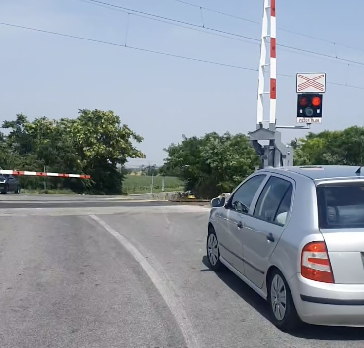 Novozámocké priecestie opäť zlyhalo. Pár dní po tragédii hrozilo ďalšie nešťastie