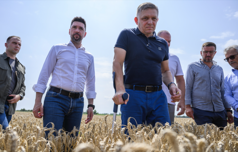 Fico kontroloval priebeh žatvy. Ostro vystúpil proti dovozu ukrajinských agrokomodít