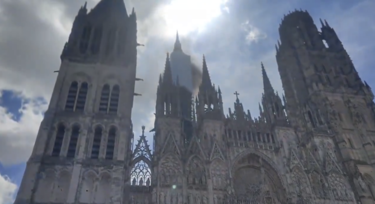 Vo veži gotickej katedrály v meste Rouen na severe Francúzska vypukol požiar počas renovačných prác. Príčina zatiaľ nie je známa.
Foto: X/PeterSweden