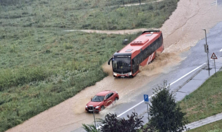 Ulice Zvolena zostali zaplavené po supercelárnej búrke, ktorá sa mestom prehnala 17. júla 2024. Foto: iMeteo/Facebook