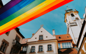 Dúhové vlajky sa presťahovali nad bratislavské múzeum