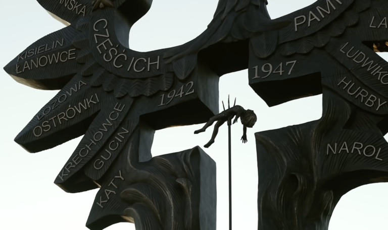 Ukrajincom sa nepáčia nabodnuté detské hlavy. Kritizujú pomník obetiam volynského masakra