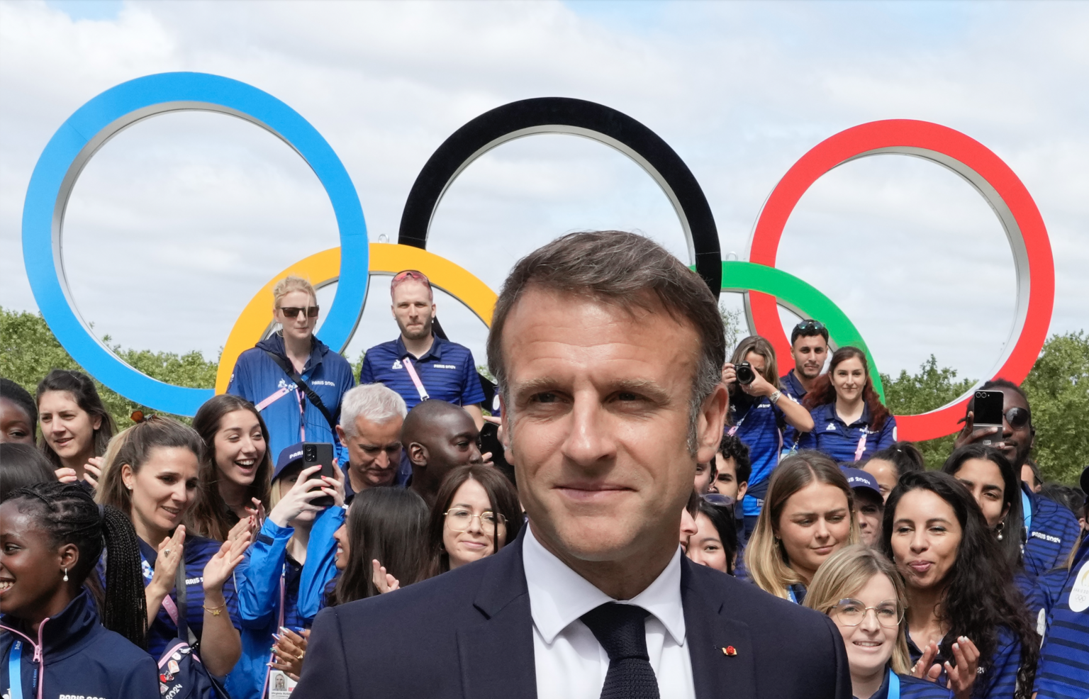 Francúzsky prezident Emmanuel Macron a francúzski športovci počas návštevy olympijskej dediny. Foto: TASR/AP