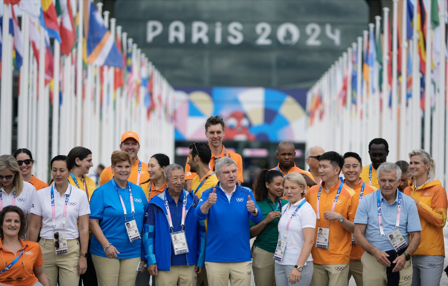Prezident Medzinárodného olympijského výboru (MOV) Thomas Bach (uprostred) počas návštevy olympijskej dediny. Foto: TASR/AP