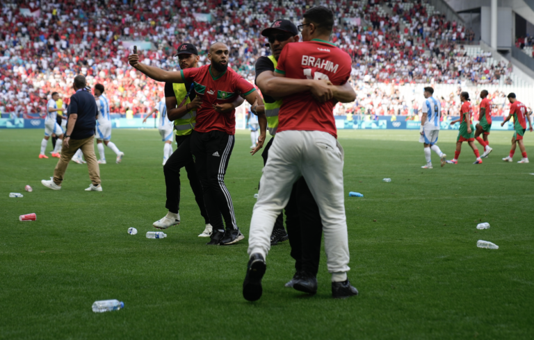 Olympiáda začala škandálom. Zápas vo futbale medzi Marokom a Argentínou narušili fanúšikovia