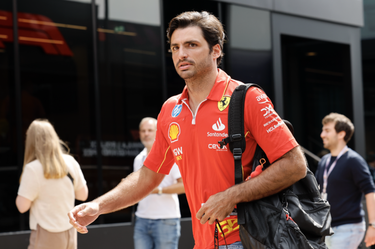 Sainz opúšťa stajňu Ferrari, od roku 2025 bude jazdiť za britský Williams