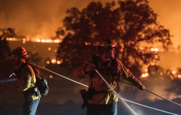 Kalifornia sa opäť pripravuje na silný vietor, obáva sa rozšírenia požiarov