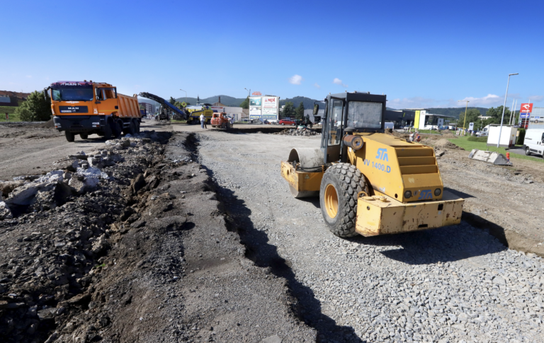 Nová kruhová križovatka vo Zvolene je pripravená na asfaltovanie. Bude mať dva pruhy