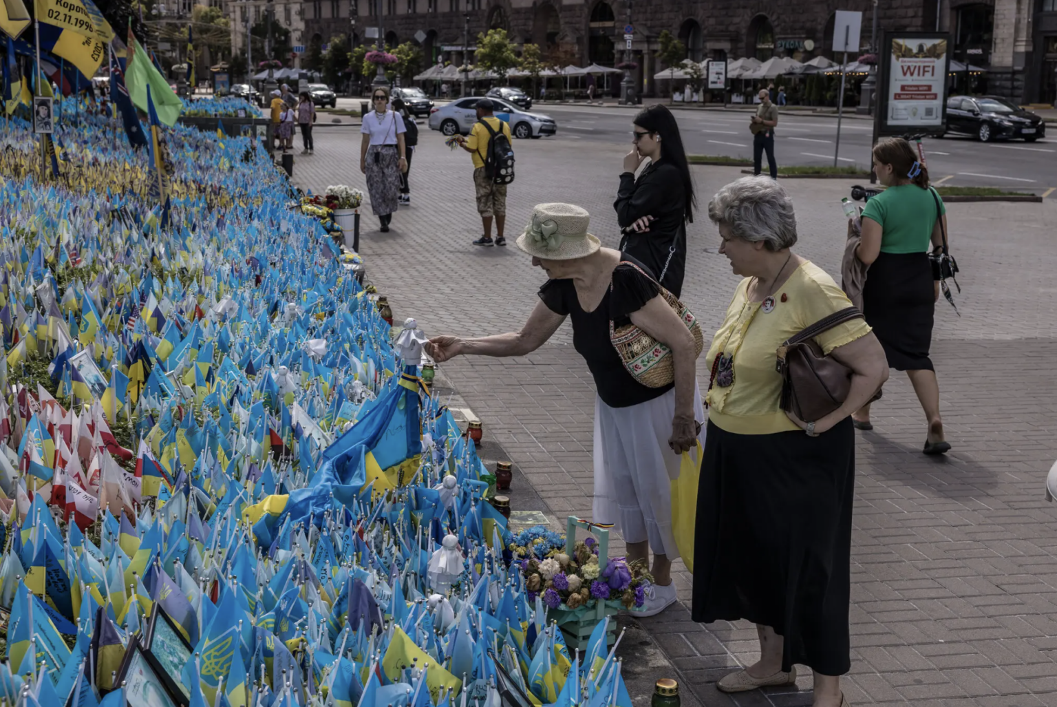 Olha Predčenko (vpravo) a jej matka Kateryna Predčenko sa pozerajú na provizórny pamätník padlým vojakom na námestí Majdan v Kyjeve minulý týždeň. Foto: Oksana Parafeniuk/New York Times