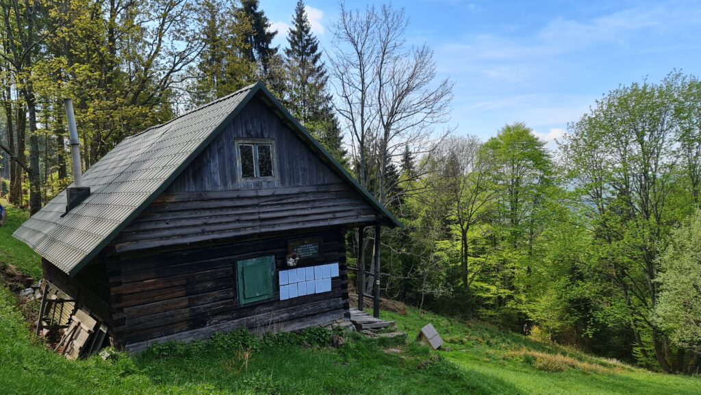 Turistická útulňa pod Klenovským Veprom, pri ktorej je pôvodná socha Jánošíka. Foto: Branislav Caban