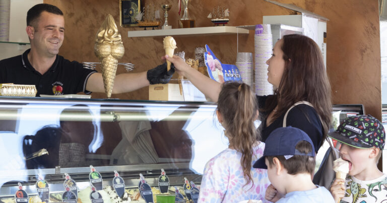 Hygienici kontrolujú predajne so zmrzlinou. Upozornili, na čo si treba dávať pozor