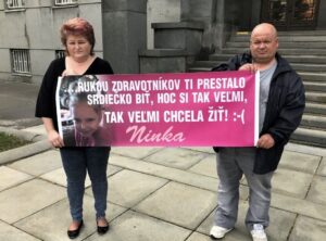 Pochybenie nemocnice stálo ich dcéru život. Potrestania vinníka sa nedočkali ani po rokoch