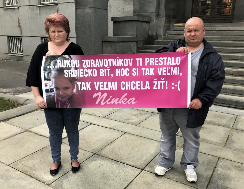 Pochybenie nemocnice stálo ich dcéru život. Potrestania vinníka sa nedočkali ani po rokoch