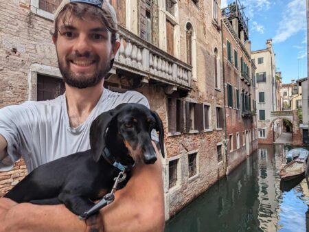 Leto strávi na bicykli s ušatým spoločníkom. Finančný analytik objavuje Európu