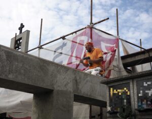 Košičanov už nebaví chodiť na cintorín cez stavenisko. Zhotoviteľ hovorí o novom termíne