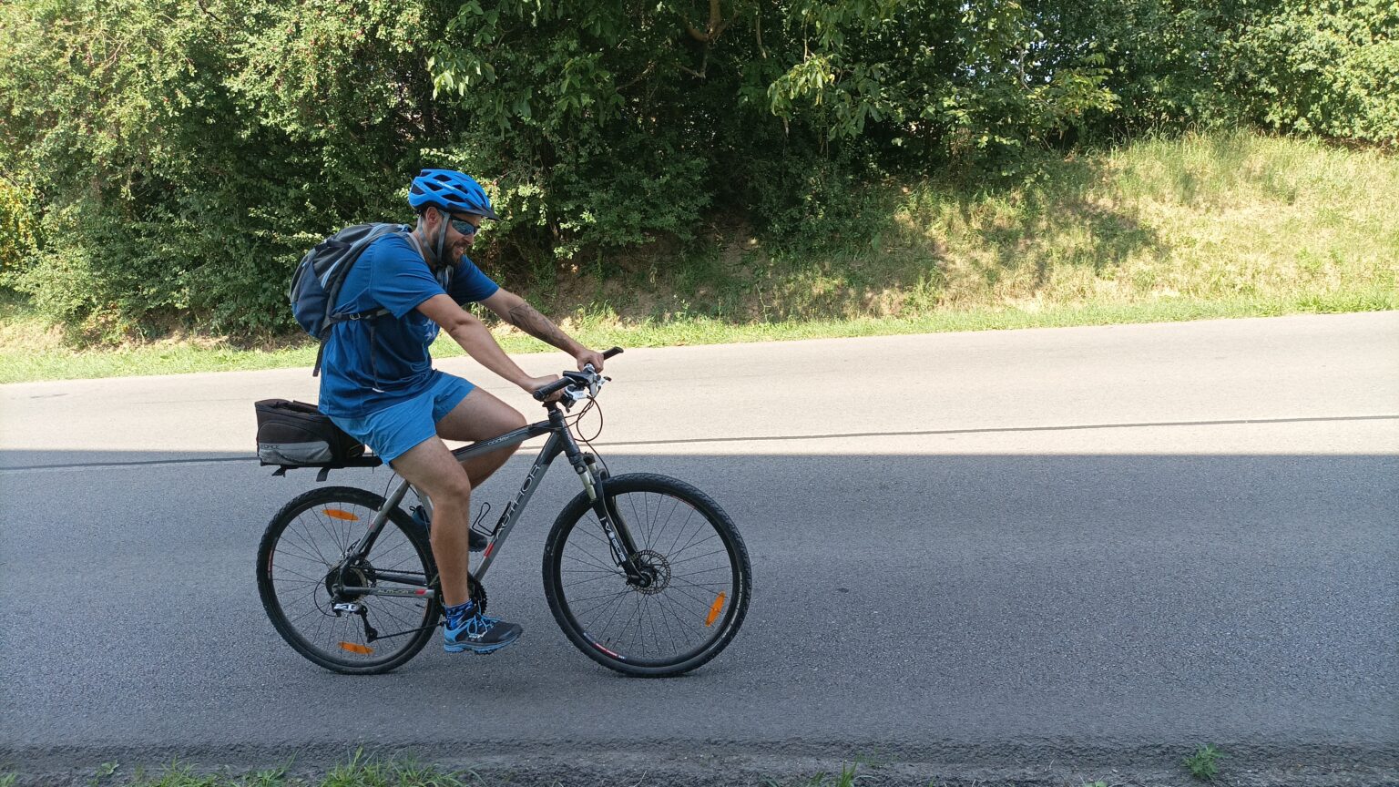 Martin z Mníchovej Lehoty jazdí po hlavnej ceste z Trenčína do Soblahova každý deň. Foto: Ľubomír Chochula 