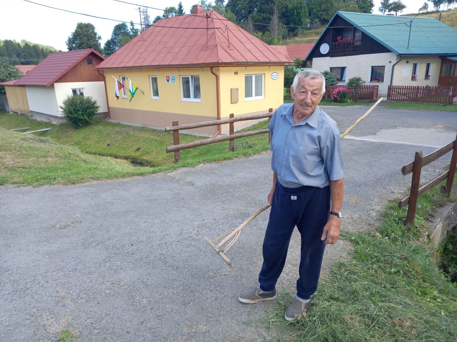 Obyvatelia dedinky sú proti výstavbe. Ladislav sa v Ďubákove narodil, neskôr odišiel za prácou do Hriňovej a na dôchodok sa s manželkou na rodnú hrudu vrátil. Foto: Mário Kaprálik