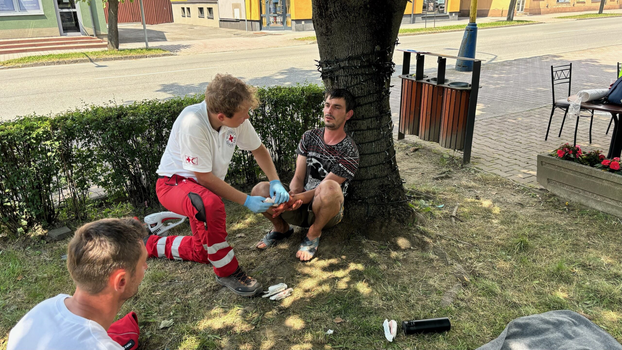 Slovenský Červený Kríž ošetruje zraneného. Foto: archív AM