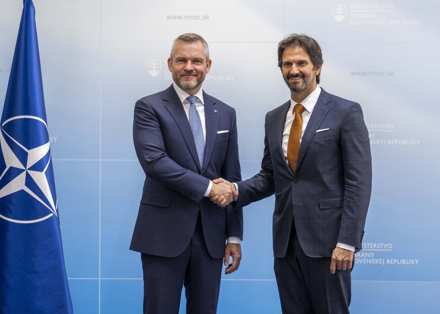 a snímke hlavný veliteľ Ozbrojených síl SR a prezident SR Peter Pellegrini (vľavo), ktorého víta minister obrany SR Robert Kaliňák (vpravo, Smer-SD) počas návštevy na ministerstve obrany v Bratislave v stredu 24. júla 2024. Foto: Jakub Kotian/TASR