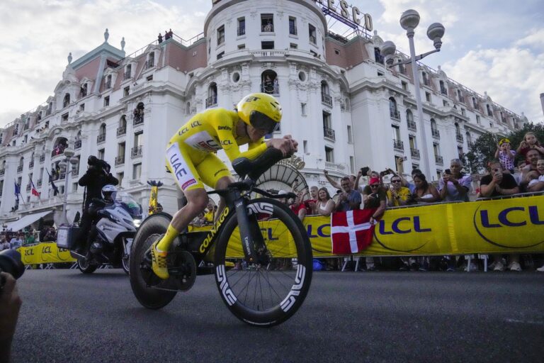 Historicky prvú Tour de France, ktorá finišovala mimo Paríža, vyhral Pogačar