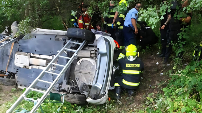 V Bratislave havarovali v plnej rýchlosti policajti. Zachraňovať ich museli hasiči 