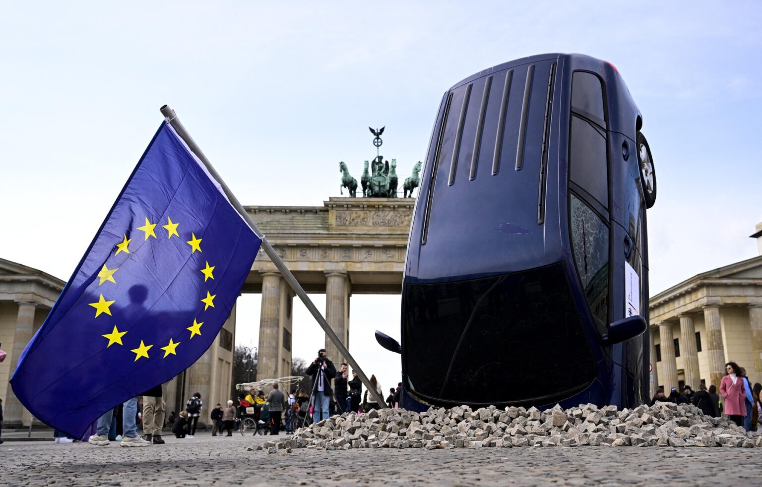 Inštalácia aktivistov Greenpeace zobrazuje SUV, ktoré je zdanlivo vrazené do chodníka pred Brandenburskou bránou v Berlíne, Nemecko. Foto: Profimedia.sk