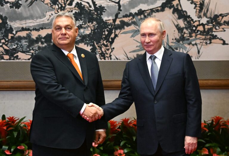 Orbán sa vraj v piatok stretne v Moskve s Putinom. To nemôže byť pravda, reaguje Tusk