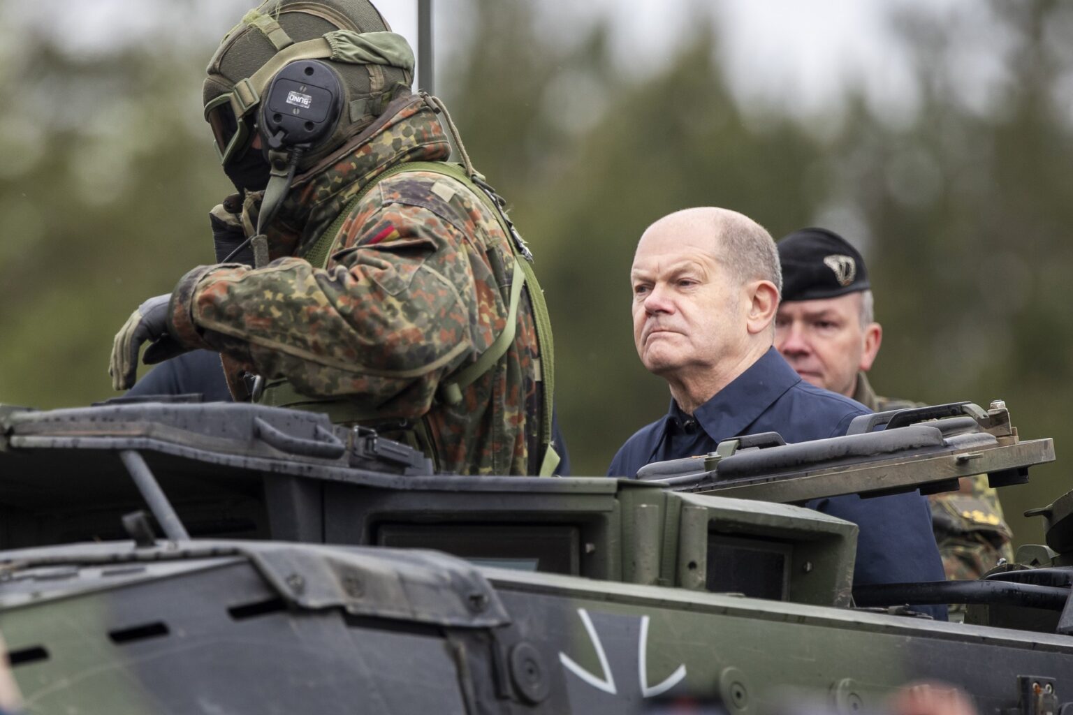 Nemecký kancelár Olaf Scholz na obrnenom vojenskom vozidle. Foto: Profimedia.sk