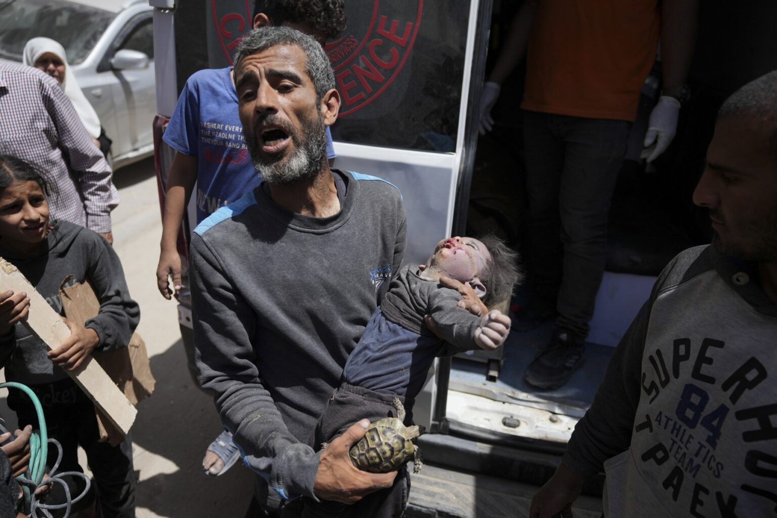 Palestínčan drží telo mŕtveho dieťaťa zachráneného z trosiek budovy zničenej pri izraelskom leteckom útoku v Nuseirate v pásme Gazy v utorok 14. mája 2024. Zdroj: ČTK / AP / Abdel Kareem Hana cez Profimedia