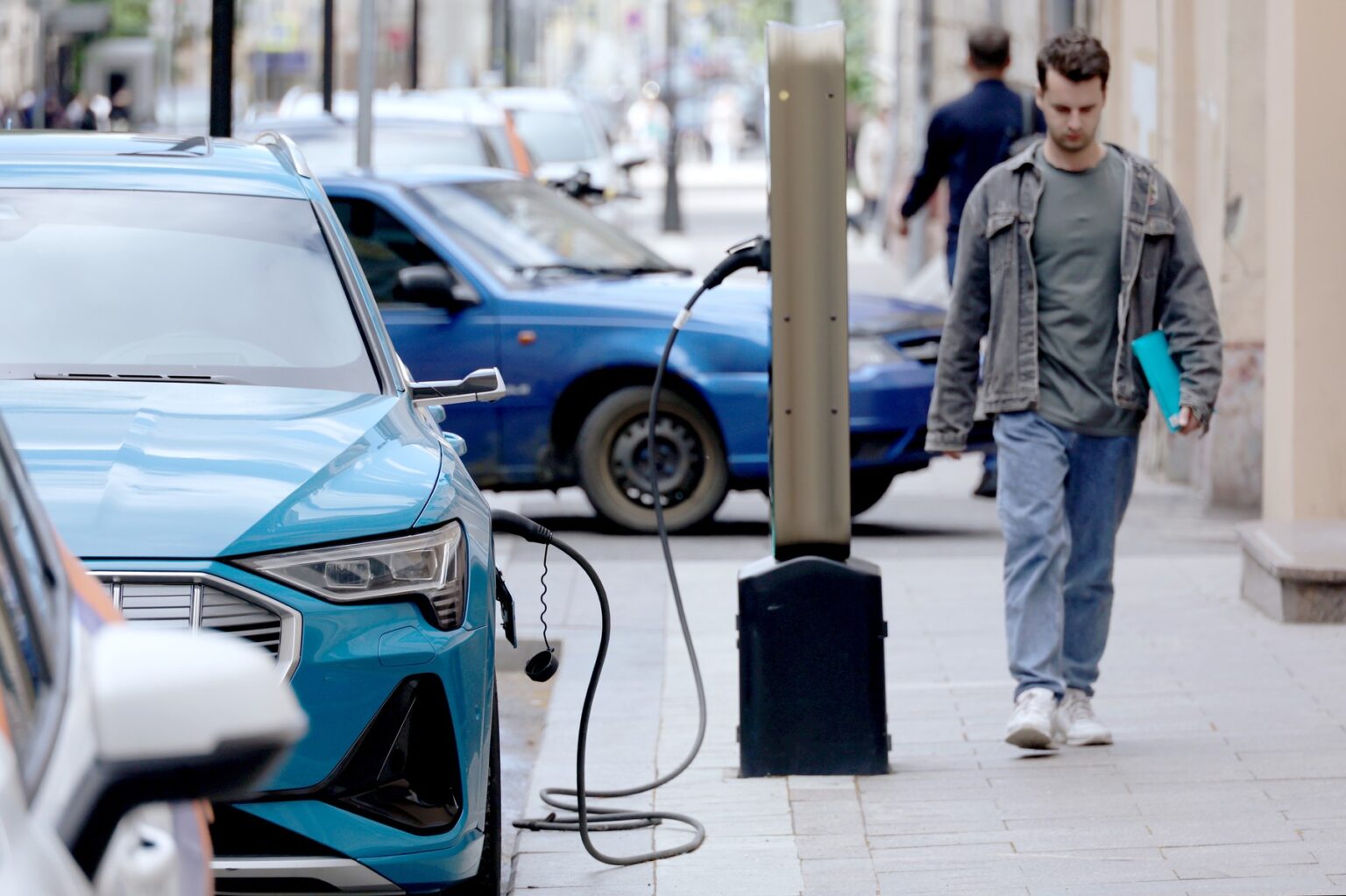 Aj nárast počtu vozidiel na elektrický pohon zvyšuje globálnu spotrebu elektriny. Ilustračné foto. Zdroj: Profimedia.sk