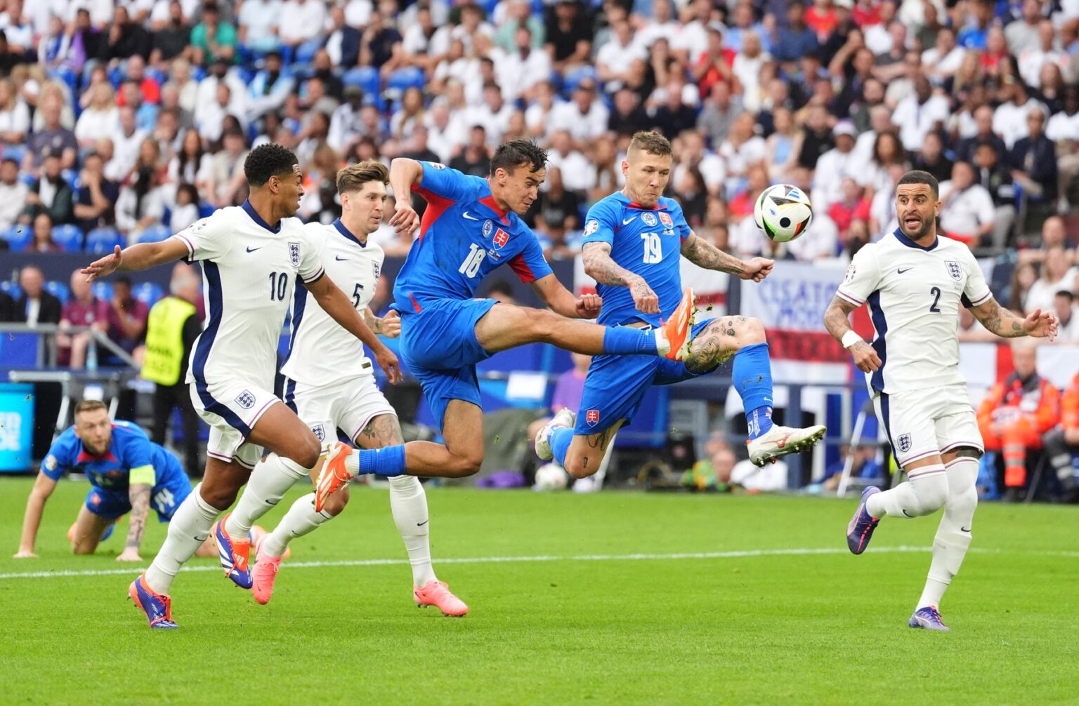 David Strelec (v strede vľavo) a Juraj Kucka (v strede napravo) v zápase proti Anglicku na Euro 2024. Foto: Profimedia.sk