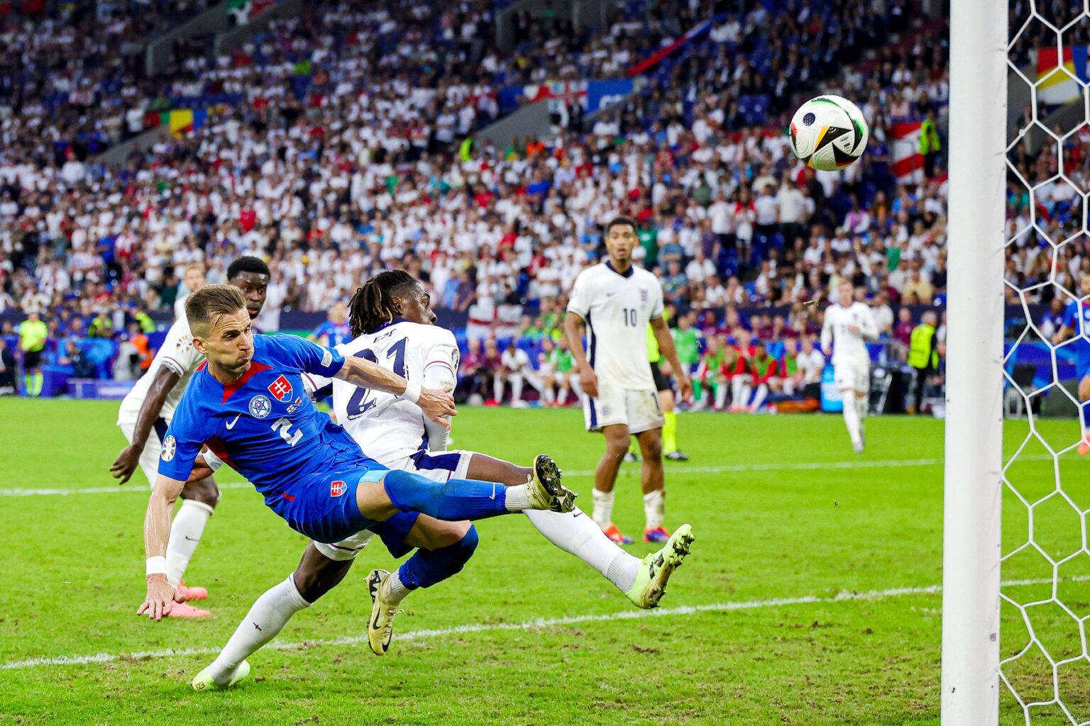 Peter Pekarík nepremieňa šancu v zápase s Anglickom. Foto: Profimedia.sk