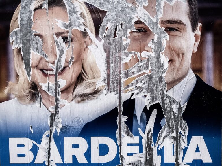 Známi francúzski raperi v novej skladbe navádzajú na zabitie Bardellu a zmlátenie Le Penovej