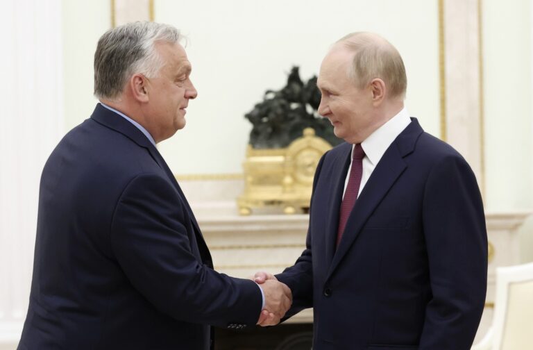 Putin privítal Orbána v Moskve: Chceme hovoriť o riešení situácie na Ukrajine