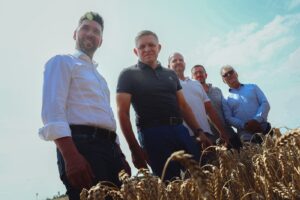 Neotravujme. Oni sú tam pri budovaní hrádze