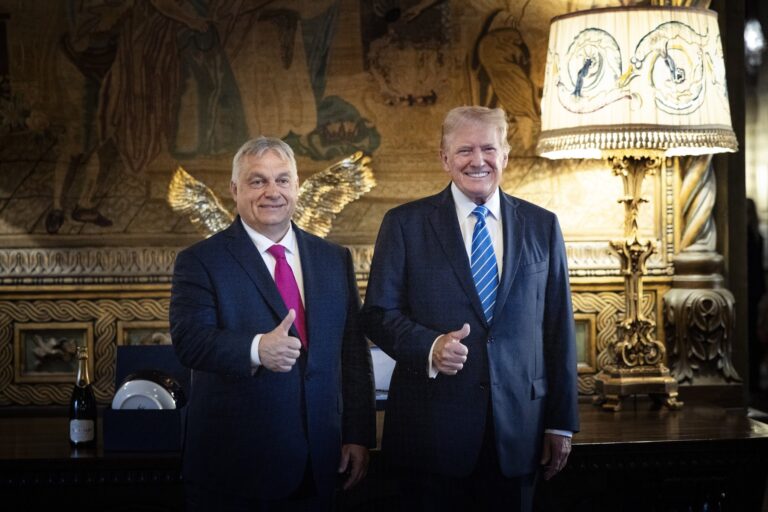 Na archívnej snímke pózujú Viktor Orbán a Donald Trump. Foto: Profimedia.sk