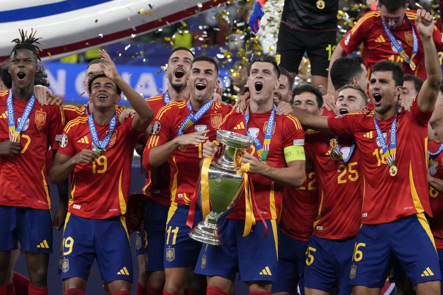 Španielsky futbalista Alvaro Morata drží trofej a oslavuje so spoluhráčmi po víťazstve vo finálovom zápase medzi Španielskom a Anglickom na Euro 2024. Foto: Profimedia.sk