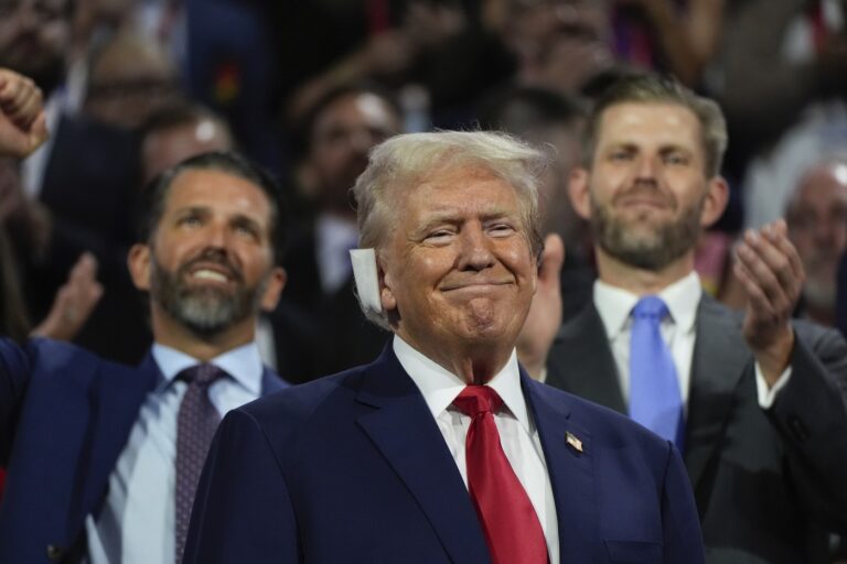 Donald Trump prišiel na zjazd Republikánskej strany v Milwaukee s obviazaným uchom. Foto: Profimedia.sk