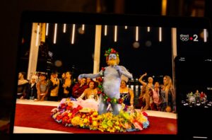 Fetišizmus a poburujúca paródia. Kto stojí za drag programom počas olympijskej ceremónie