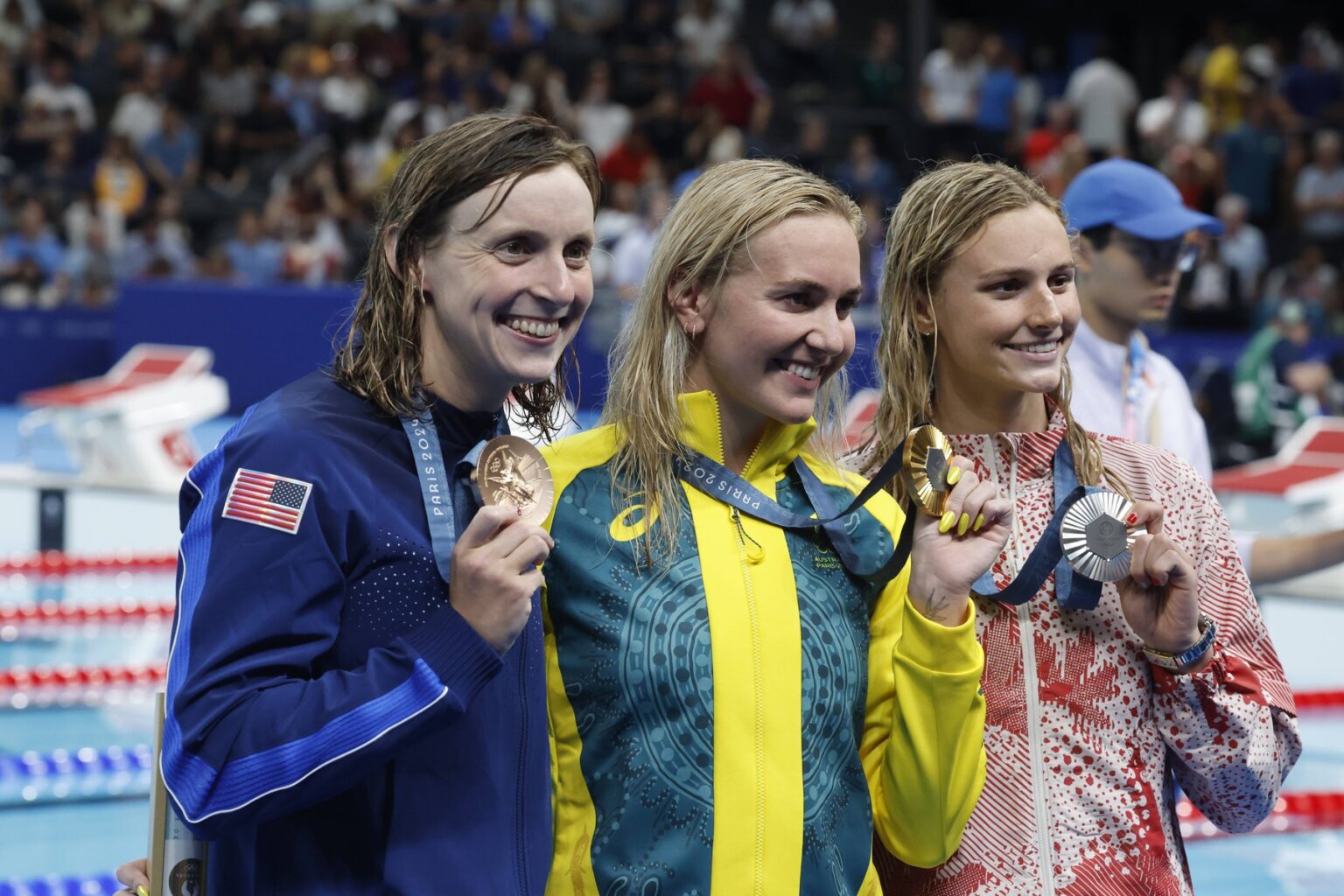 Austrálska plavkyňa Ariarne Titmusová obhájila na olympijských hrách v Paríži zlato na 400 metrov voľným spôsobom, zatiaľ čo americká superhviezda Katie Ledecká sa musela uspokojiť s bronzom. Foto: Profimedia.sk