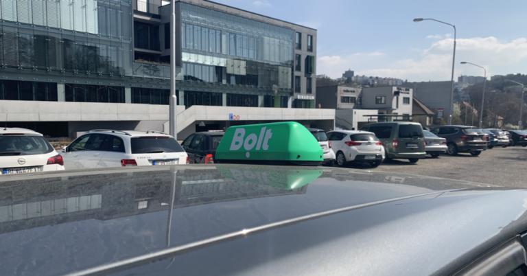 Taxikári v Žiline krachujú, všetky zákazky im kradne Bolt